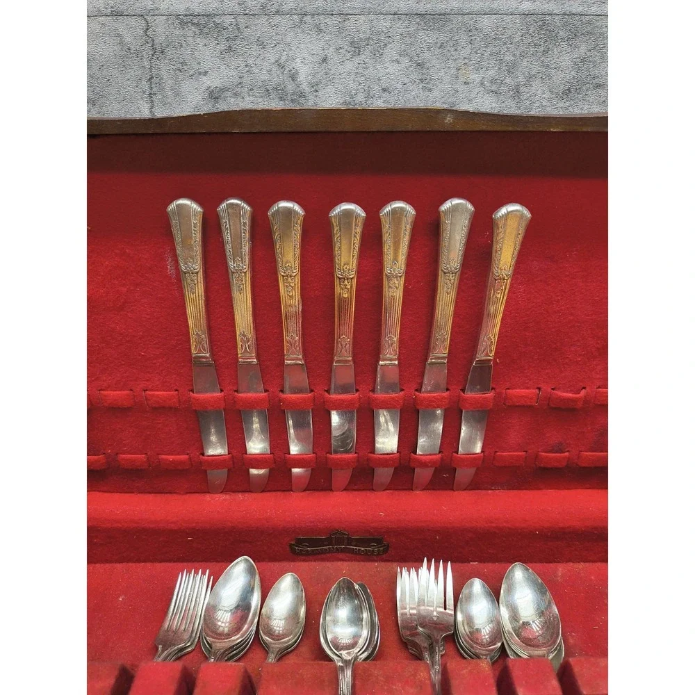 Oneida Ltd. 39 Pieces WM. A. Rogers A1‎ Plus Silver Plate Flatware Set with Case